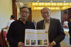 香港艺术家联合会副主席蔡丰名向商洛中国画学会会长李建宝致赠艺术专刊